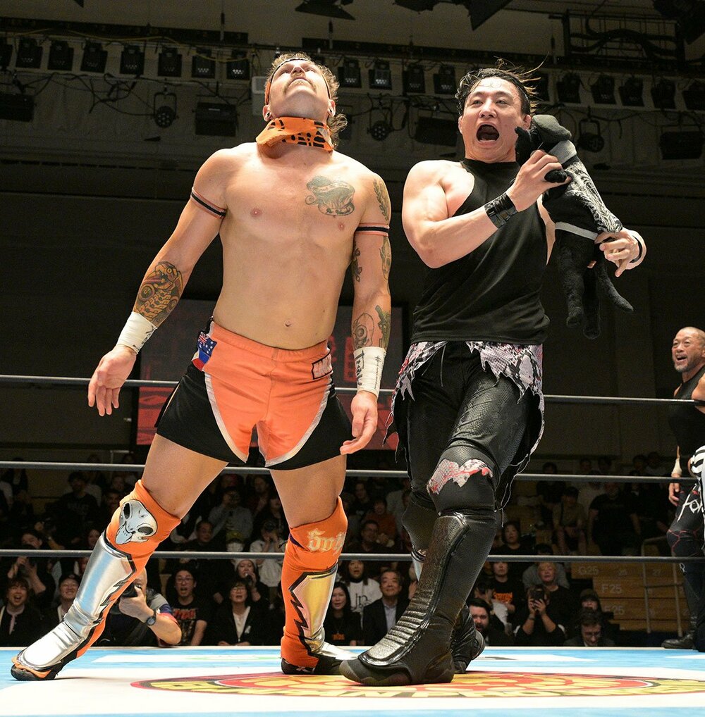 黒いみょんみょん「くろみょん」でロビー・イーグルス(左)をどつくSHO