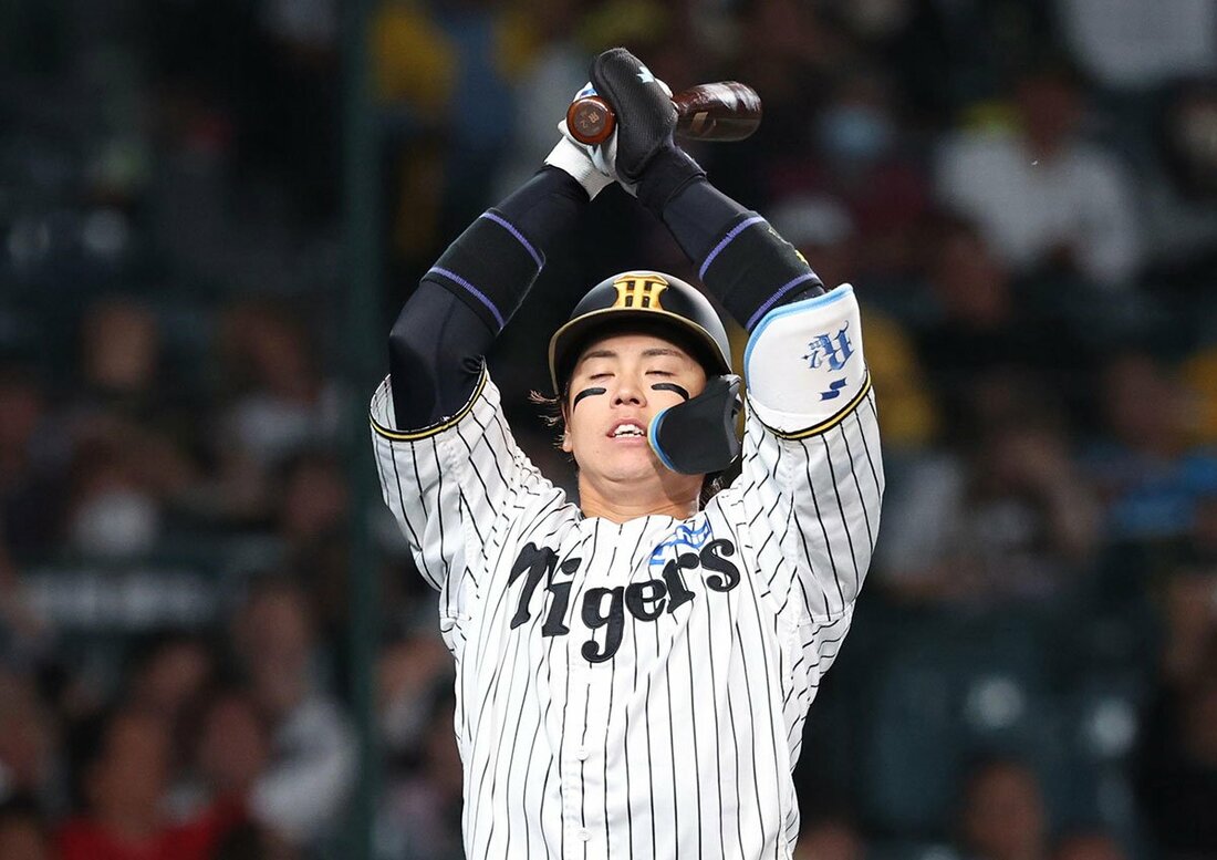 延長12回の打席で見逃し三振に倒れ、天を仰ぐ阪神・梅野隆太郎