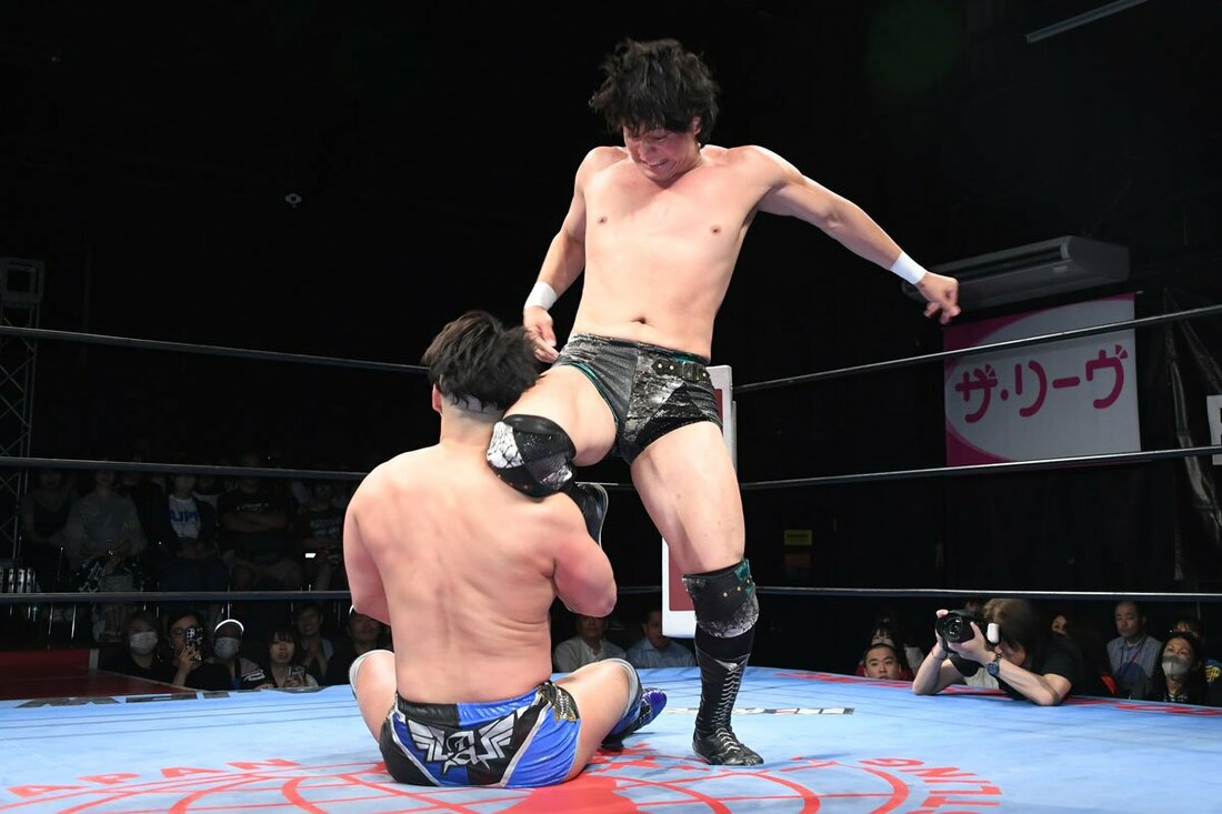 青柳優馬(手前)と激しい攻防を見せた安齊勇馬