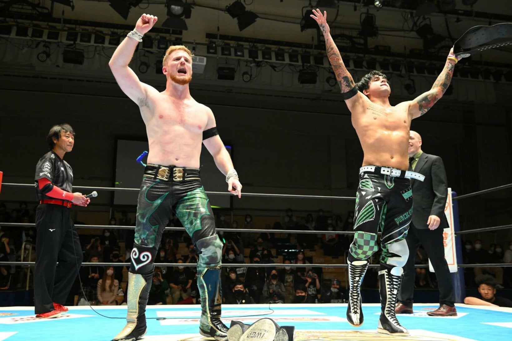勝利したフランシスコ・アキラ（左）とTJP（右）