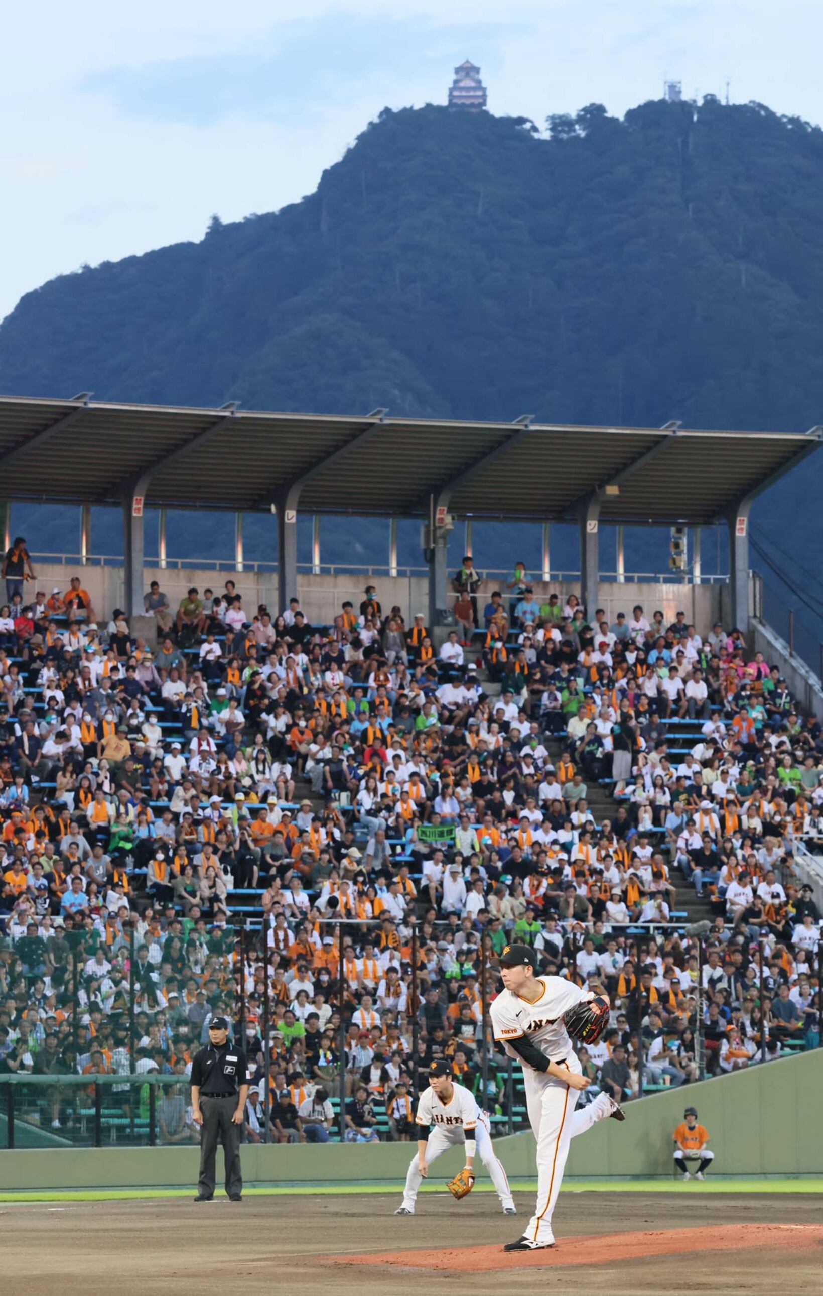 長良川球場の内野スタンド後方には岐阜城が見える
