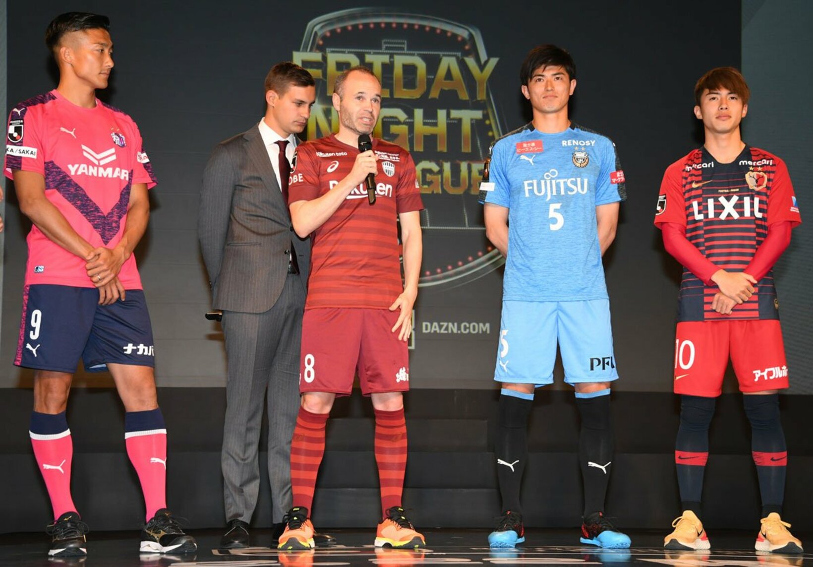 左から都倉賢、イニエスタ、谷口彰悟、安部裕葵