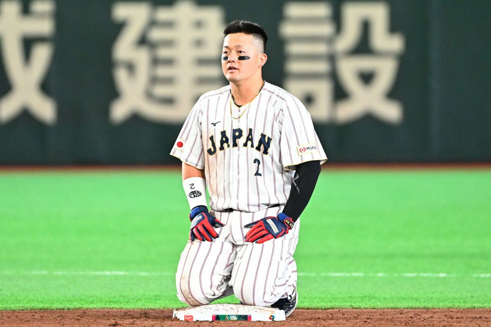 塁上で反省する牧