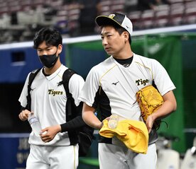 及川(左)ら若虎投手陣にとって、頼れる存在の阪神・岩崎(東スポWeb)