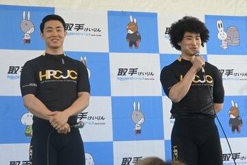 緊張な面持ちの中石湊（右）と落ち着いた表情の中野慎詞