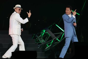 CKBの横山剣(左)と「いいね！」ポーズを決める五木ひろし