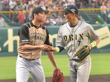 日本ハムでチームメートとしてともにプレーすることはなかった糸井(右)と大谷（２０１４年７月１９日、オールスター＝甲子園）
