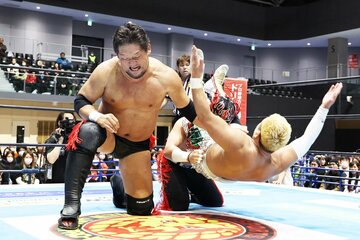 YOSHI-HASHI(右)に合体パワーボムを決める石川修司(左)とエル・デスペラード