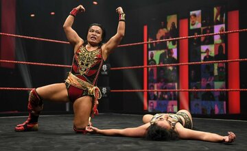  イーファ（右）を下した里村明衣子はガッツポーズ-（(C)2021 WWE, Inc. All Rights Reserved.）