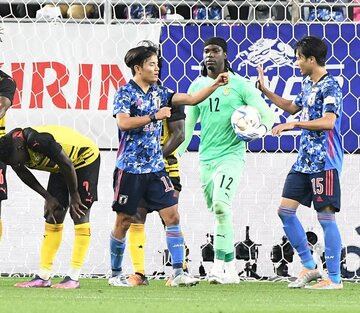  後半に代表初ゴールを決め、三笘薫(右)と喜ぶ久保建英（東スポWeb）