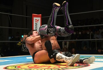 ロッキー・ロメロ（右）を仕留めたボラドール・ジュニア