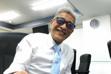 23年に新設された最高位戦スタジオにて笑顔で語る新津潔