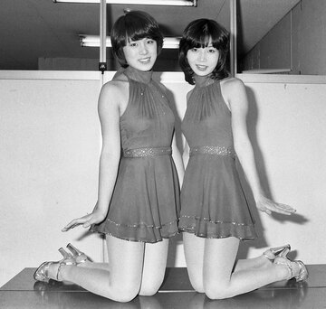 デビュー当時のピンク・レディーのミー(左)とケイ（1976年）
