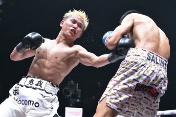 サリナ（右）を攻める藤木勇我