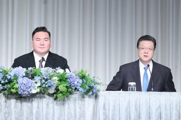 会見した白鵬翔と宮城野親方