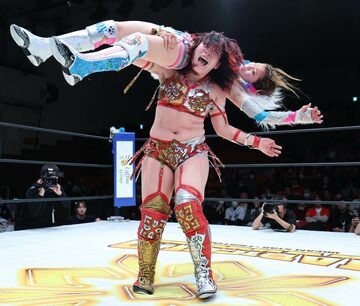 岩谷麻優(上)を持ち上げて攻撃する林下詩美