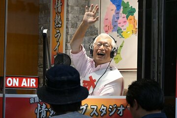 選挙事務所に設けたスタジオ、YouTubeの公開収録を行った泉房穂氏