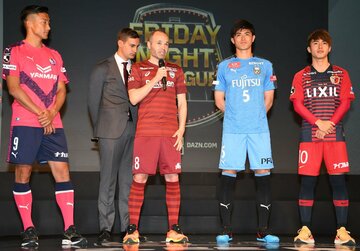 左から都倉賢、イニエスタ、谷口彰悟、安部裕葵