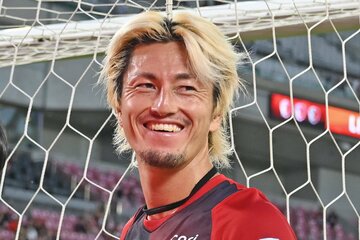 長崎戦快勝後、スタンドのサポーターの前で笑顔を見せるＪ１鹿島のＦＷ鈴木優磨