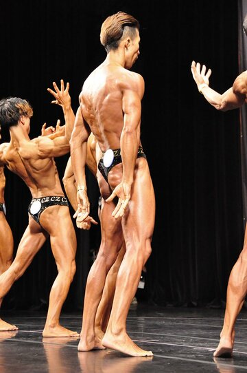 ポーズを決める石黒良