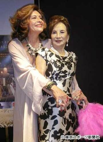  カルーセル麻紀（右）とデヴィーナ・ヴァレリア