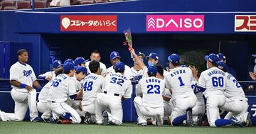  ベンチ前の円陣で、用意した花束を手渡す木下拓