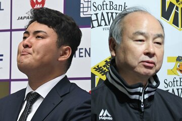 会見中に涙をこらえる佐々木麟太郎(左)と、ソフトバンクの孫正義オーナー