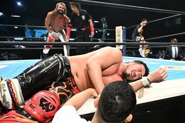アンドラデ・エル・イドロ(奥)に敗れ、GLOBAL王座も失った辻陽太