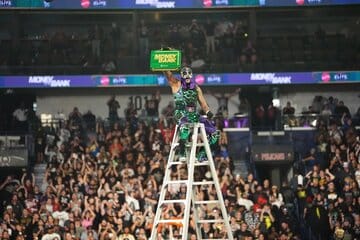ラダー上でMITBのブリーフケース掲げるペンタ©WWE