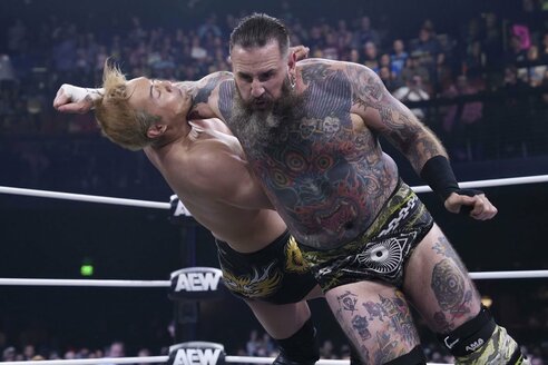AEW】オカダ・カズチカ 相棒フレッチャーにレインメーカー誤爆も