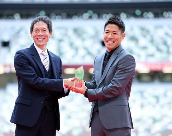 優秀選手賞を受けた勝木隼人（右＝代表撮影）