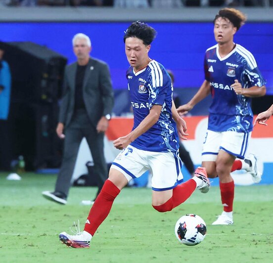 開幕から予想以上の大活躍を見せているJ1横浜MのMF三井寺眞(中)