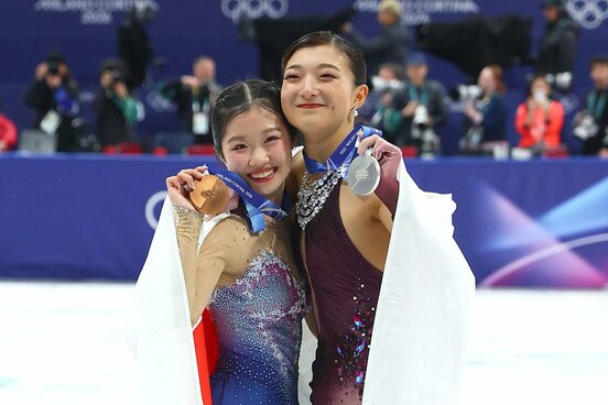 銅メダルの中井亜美（左）と銀メダルの坂本花織