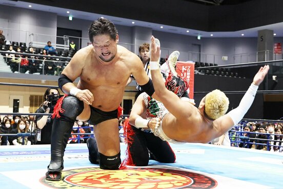 YOSHI-HASHI(右)に合体パワーボムを決める石川修司(左)とエル・デスペラード