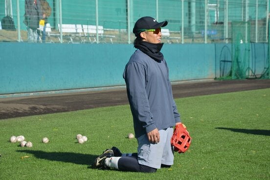 初の単独自主トレで、守備練習を行うソフトバンク・野村勇