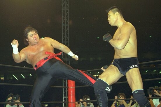 暴走王・小川直也（右）が橋本真也を圧倒（９９年１月）