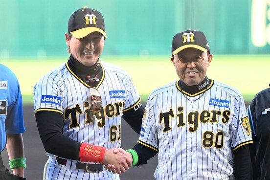メンバー表交換時に「タテジマユニホーム」で登場し、阪神・岡田監督(右)と握手を交わした日本ハム・新庄監督（2024年5月）