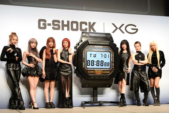 巨大なG-SHOCKと並んだXG