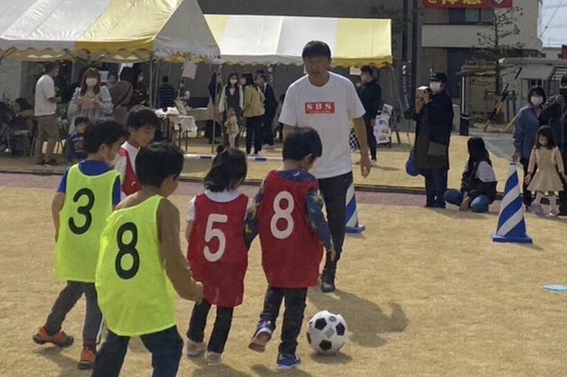 子供たちにサッカーを教える武田修宏氏