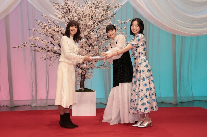 「バトンタッチセレモニー」に出席した（左から）石橋静河、見上愛、上坂樹里