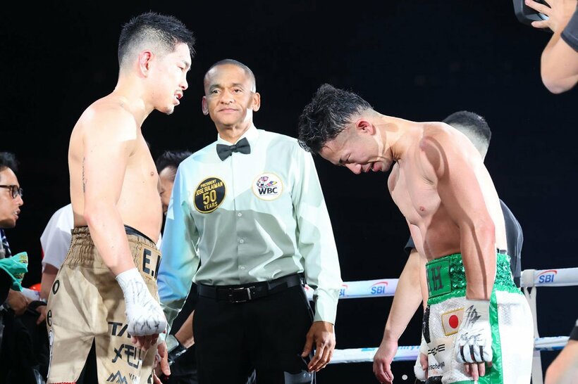 試合後、井上拓真(右)に頭を下げられた井岡一翔