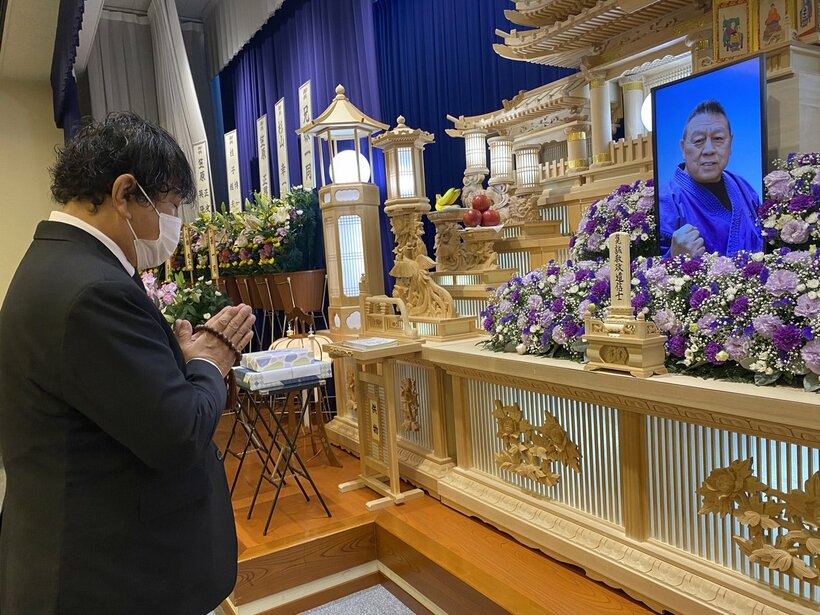  遺影に手を合わせる大仁田厚（東スポWeb）