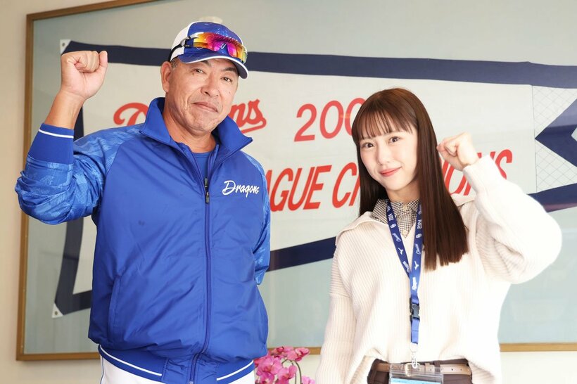 中日・井上新監督(左)へのインタビューを行ったSKE48・熊崎晴香