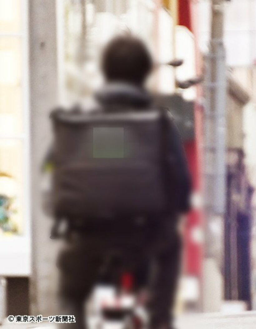  自転車で街を走り回る食品配達サービス大手の配達員。実態は悲喜こもごもだ