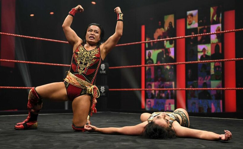  イーファ（右）を下した里村明衣子はガッツポーズ-（(C)2021 WWE, Inc. All Rights Reserved.）