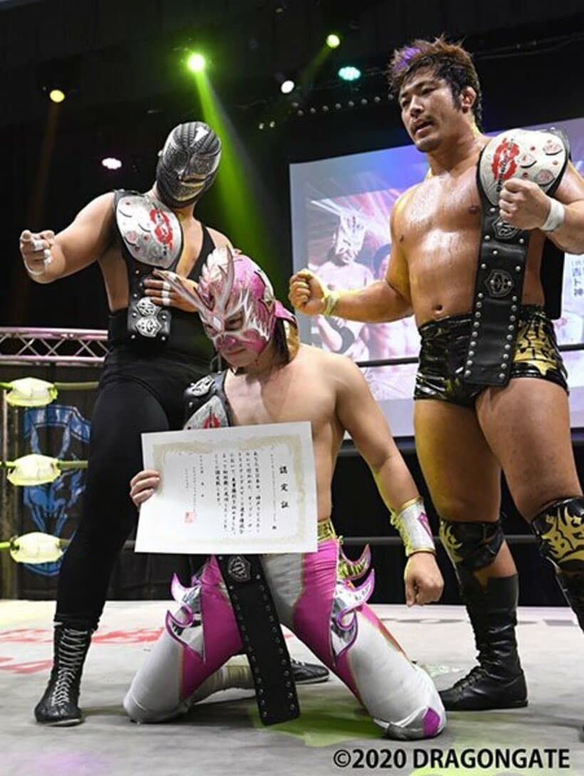  王座初防衛を決めた（右から）Ｂｅｎ―Ｋ、ドラゴン・ダイヤ、マシーン・Ｊ（提供ドラゴンゲート）