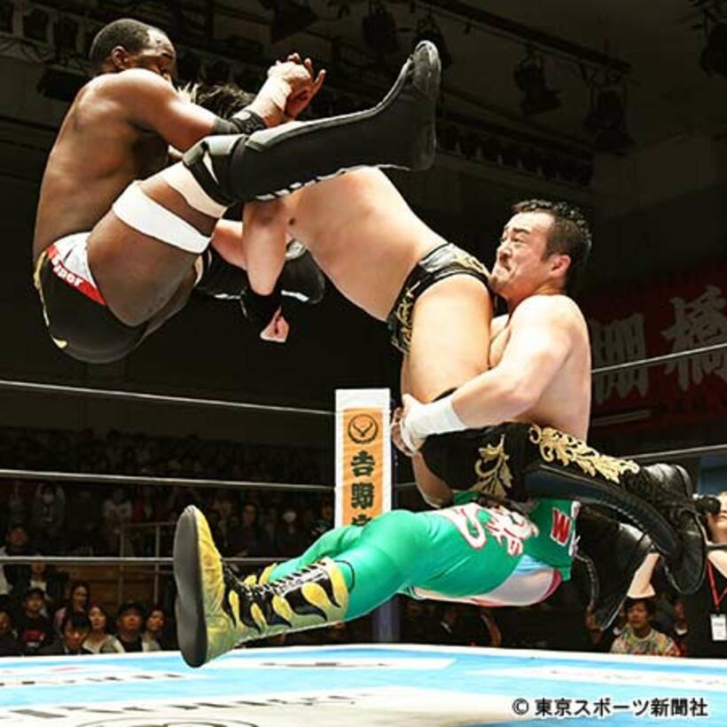  タイチ（中）を「スーパー６９」で沈めた田口（右）とＡＣＨ