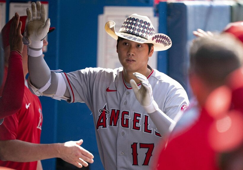  ベンチで祝福された大谷（ロイター＝ＵＳＡ　ＴＯＤＡＹ　Ｓｐｏｒｔｓ）