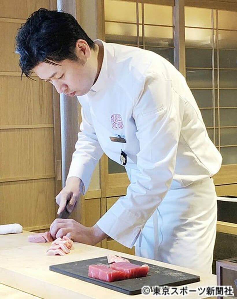  カウンターで小澤氏の妙技を目の当たりにできる