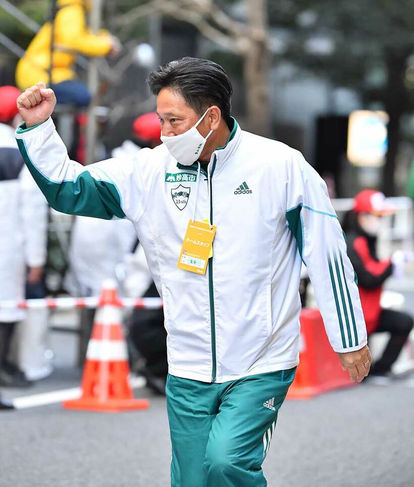  圧倒的な力を見せつけた青学大が２年ぶり６度目の総合優勝。原晋監督は拳を握りしめた（東スポWeb）